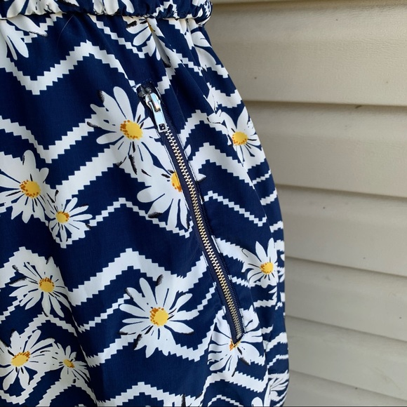 •Feathers• Daisy Print Navy Blue Dress - Size Med. - Picture 4 of 8